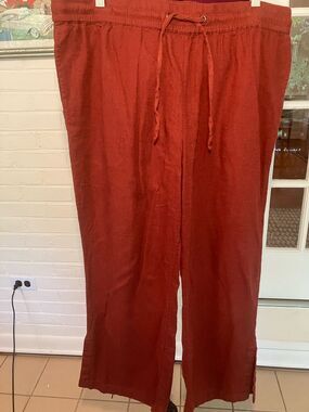 Naturals D & Co Wide-Leg Drawstring Pants in Rust Red